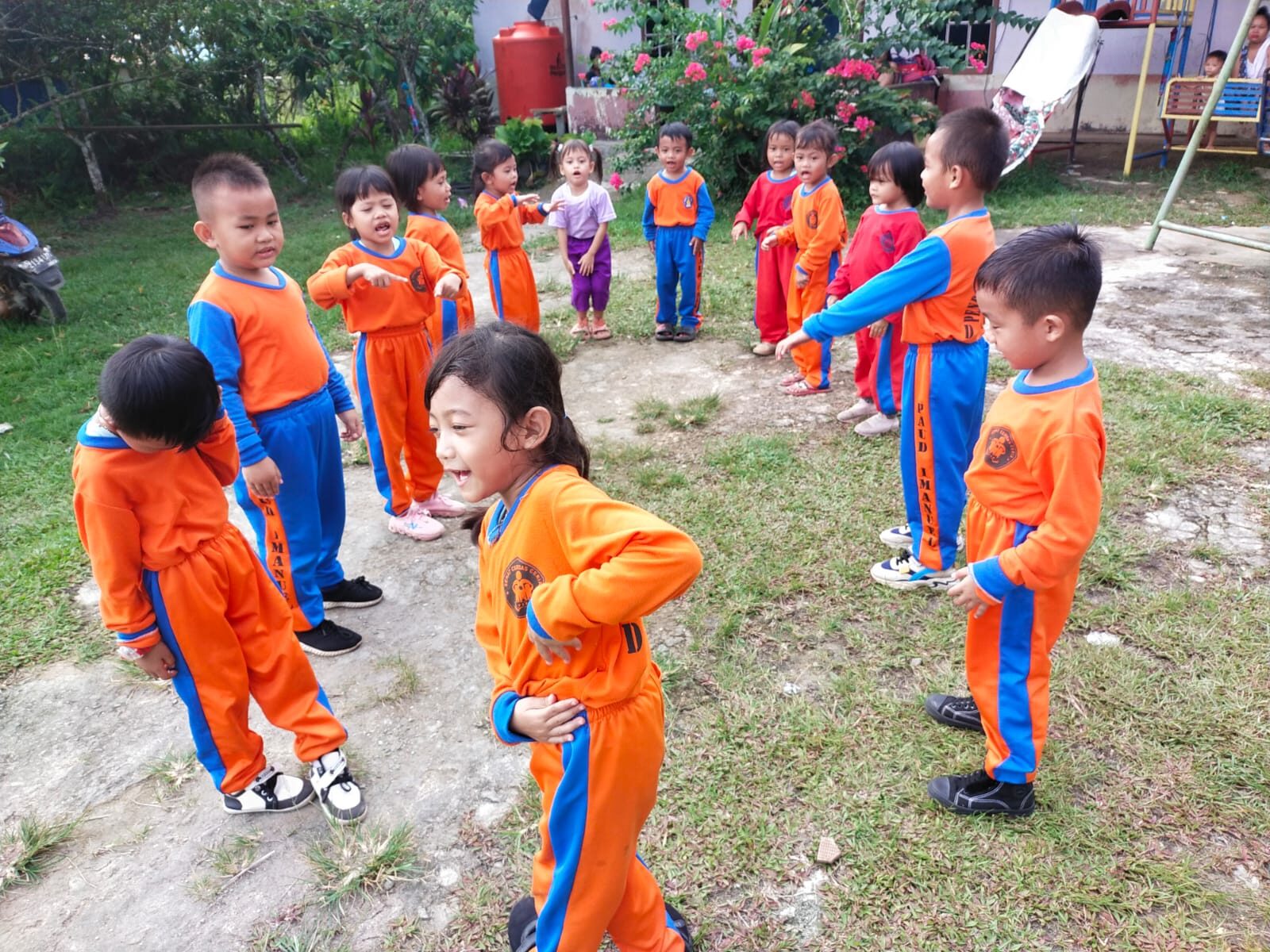 Kinderen spelen buiten bij de kleuterschool van Alet in Dungkan
