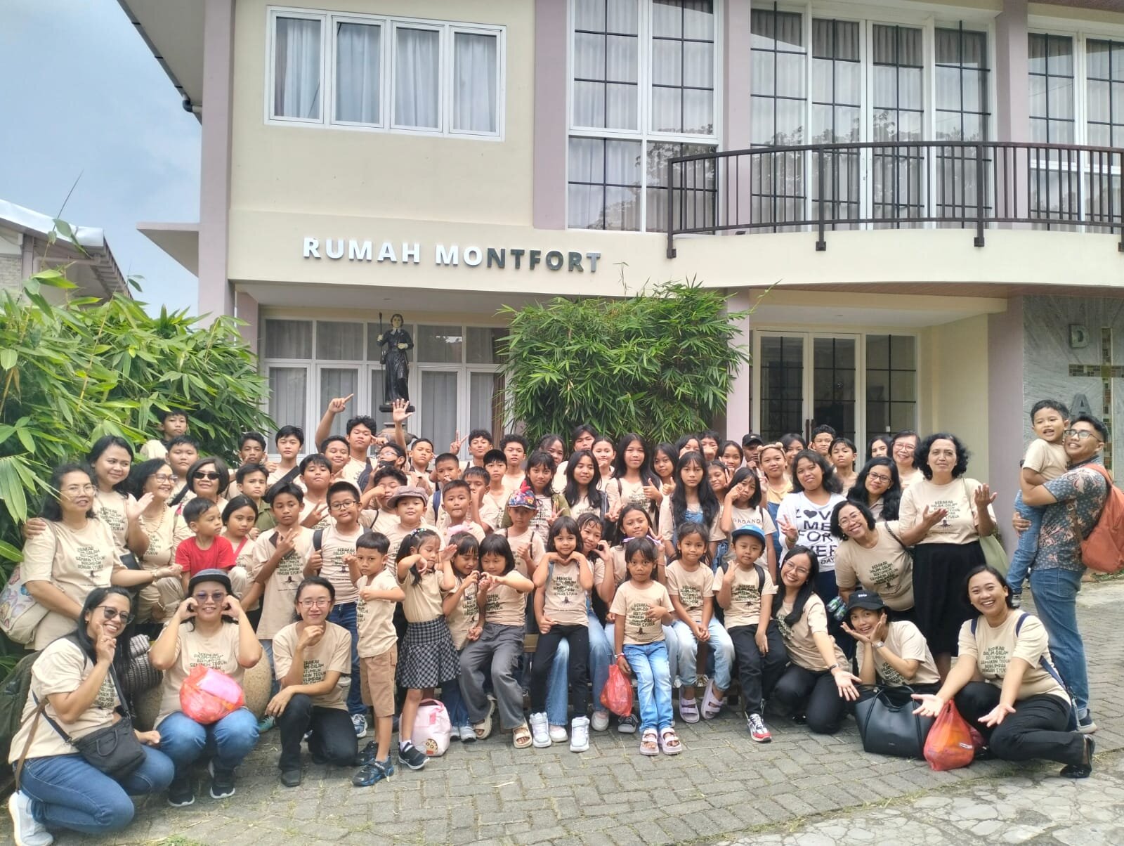 Groepsfoto van de bewoners en begeleiders van internaat Griya Kinasih in Malang