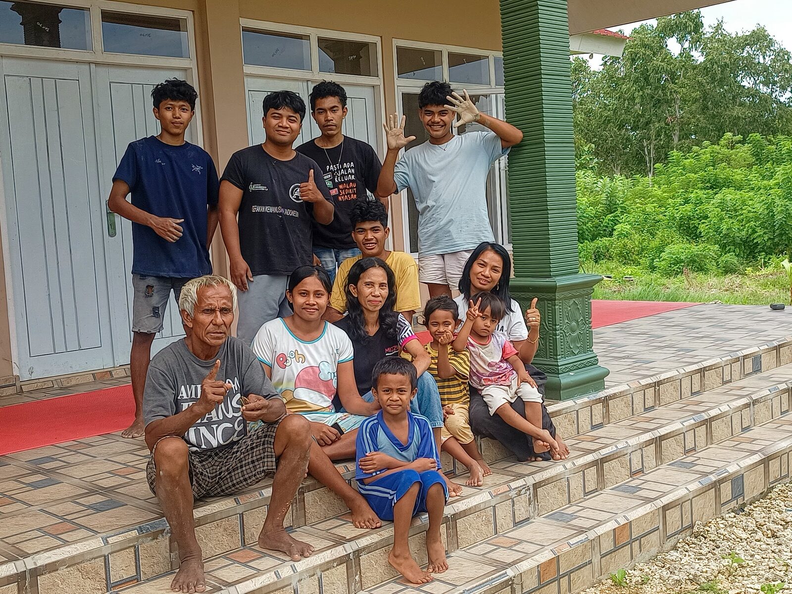 Bewoners en kinderen bij gezinshuis Setia in Kupang op Timor